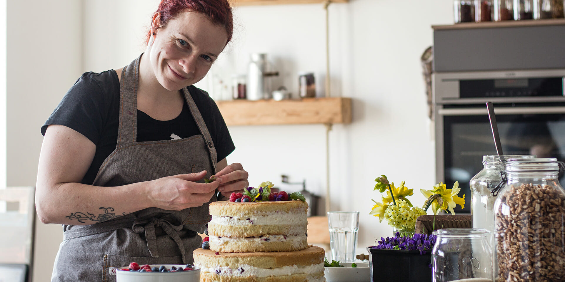 Bella beim dekorieren einer Hochzeitstorte