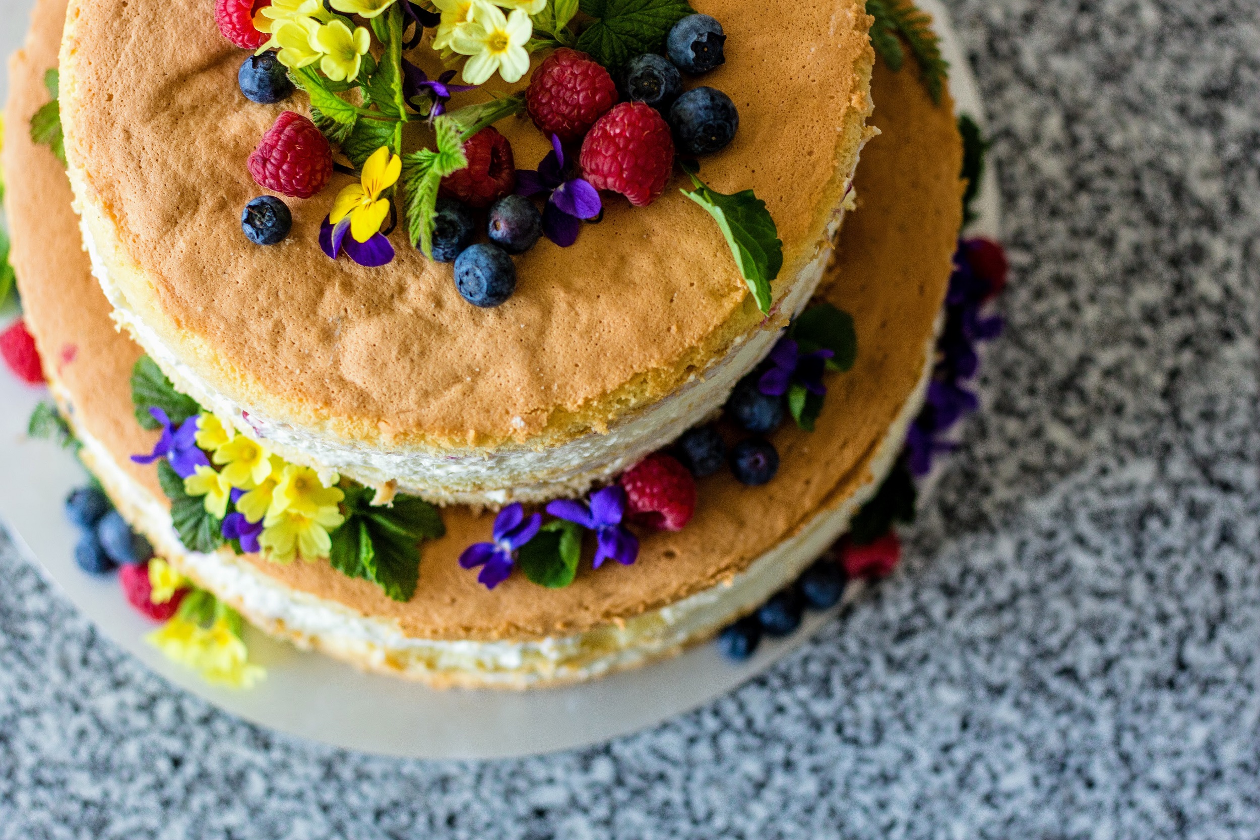 Topfen Torte mit frischen Beeren und Frühlings Blumen